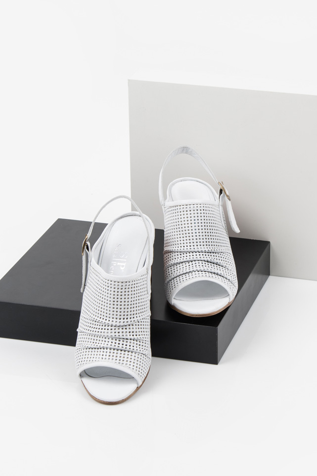 Дамски сандали в бял цвят-038126