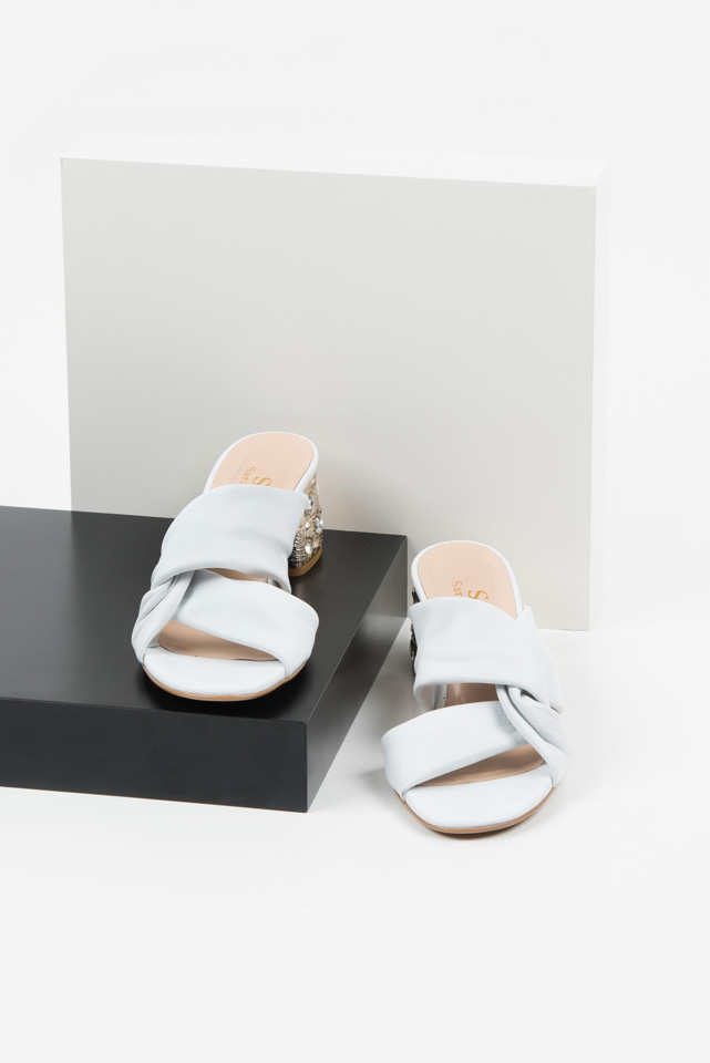 Стилни дамски чехли в бял цвят-241008