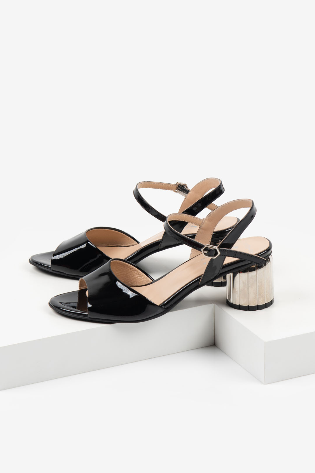 Лачени дамски сандали в черен цвят-481102-1