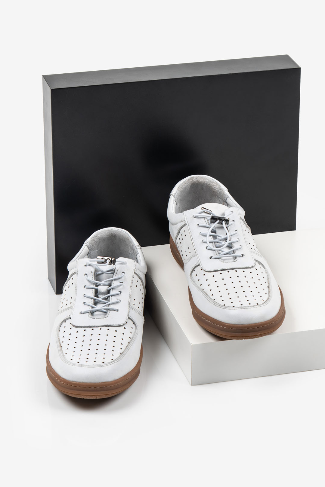 Ежединевни мъжки обувки в бял цвят-281015